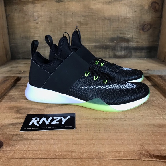 Nike Shoes - NEW Nike Zoom Strong